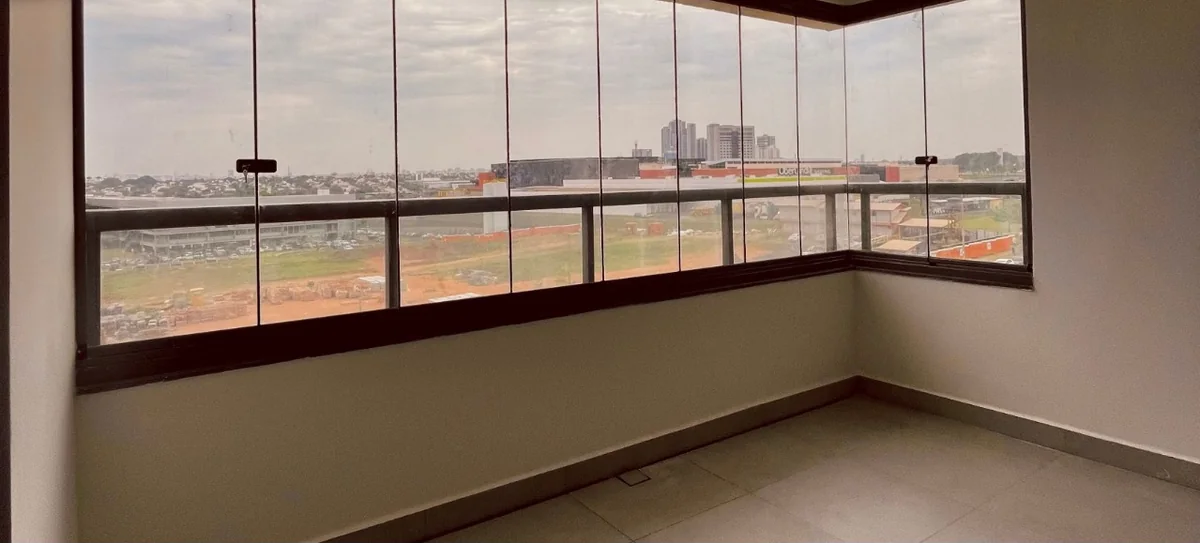 Sala com fechamento de vidro e vista para a cidade