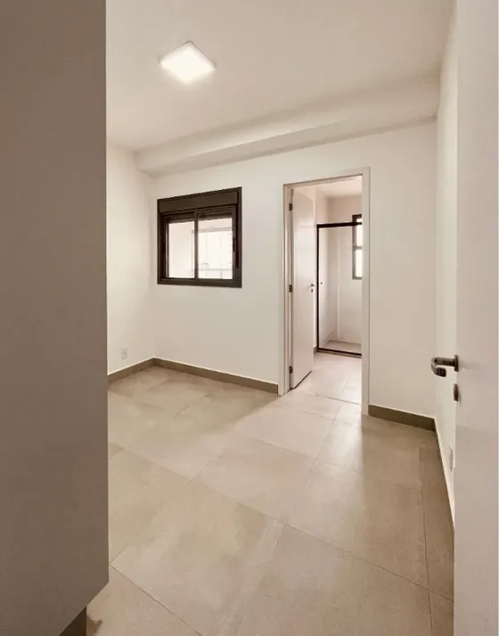 Suíte com porta para o banheiro