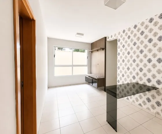 Sala com janela, painel de TV e mesa