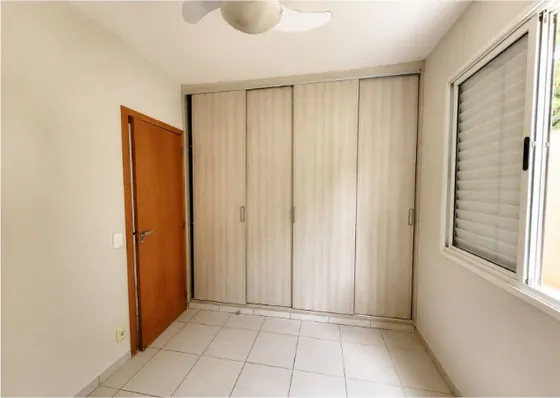 Quarto com guarda-roupa