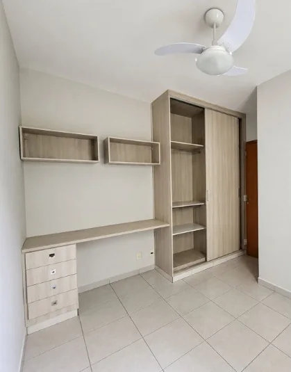 Quarto com escrivaninha e ventilador de teto