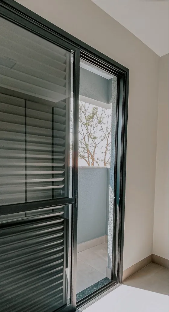 Suíte com porta de correr para a sacada