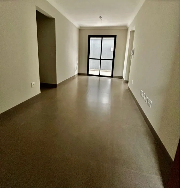 Sala ampla com porta para a área garden