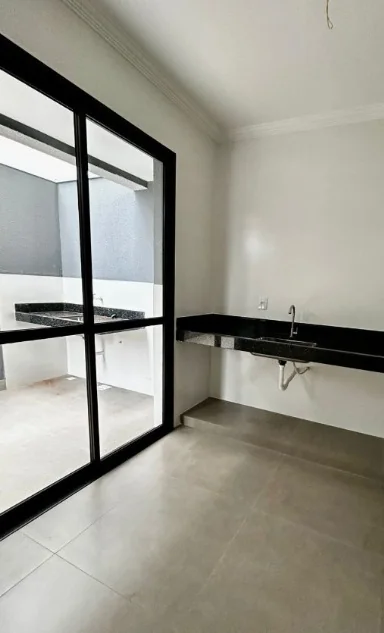 Cozinha com porta de vidro