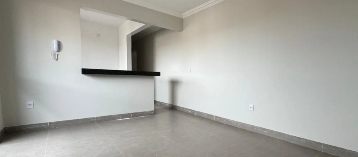 Sala com balcão para a cozinha