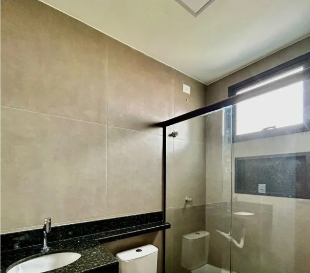 Banheiro com bancada em granito e box