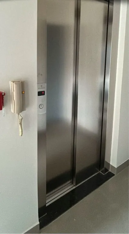 Hall com elevador
