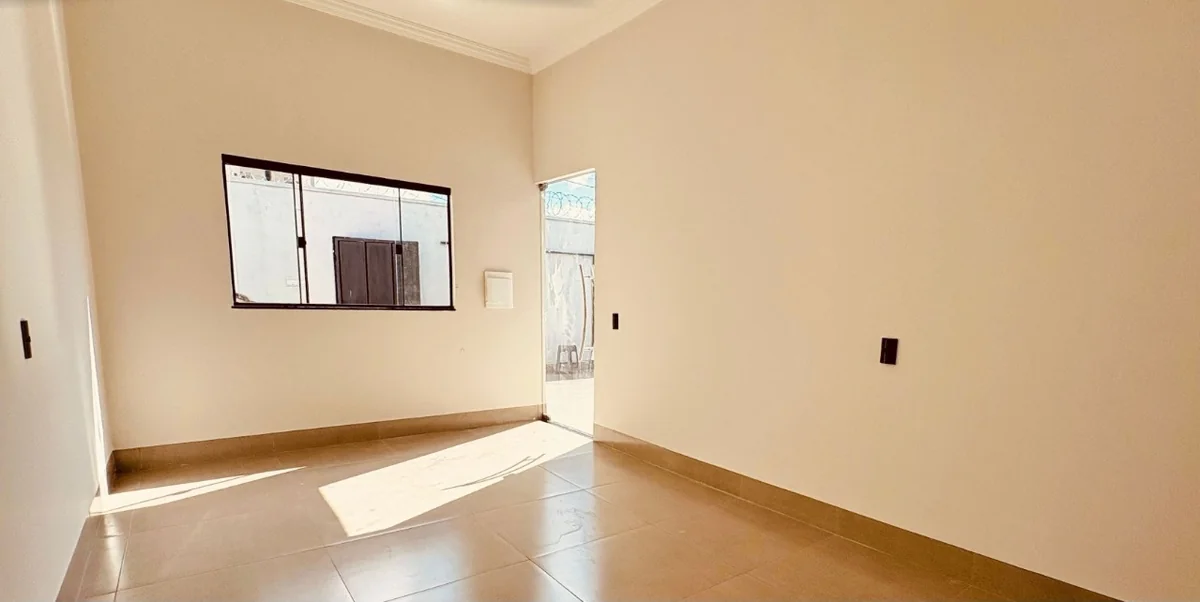 Sala com janela e porta para a área externa
