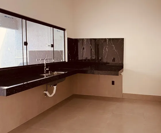 Cozinha com bancada em granito