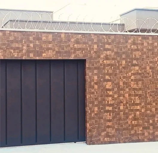Fachada com portão da garagem