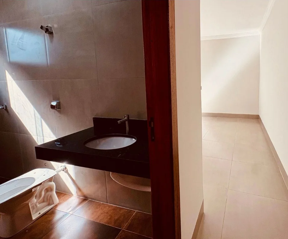 Banheiro e corredor