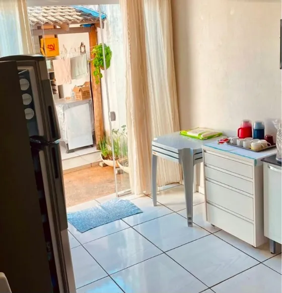 Cozinha com porta para a área externa
