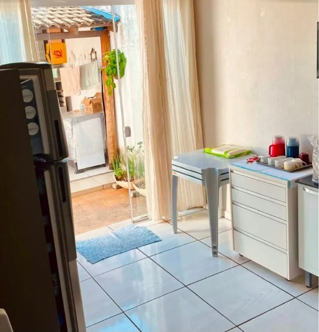Cozinha com porta para a área externa